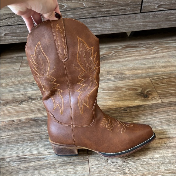 NWOT Women’s Brown Cowboy Boots - Picture 2 of 12